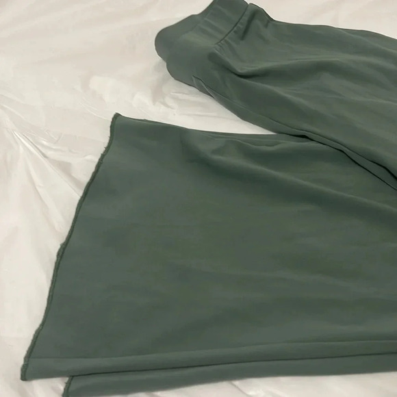 Princess Polly Bellbottom Leggings Size 2 in Hunter Green. - Picture 3 of 3